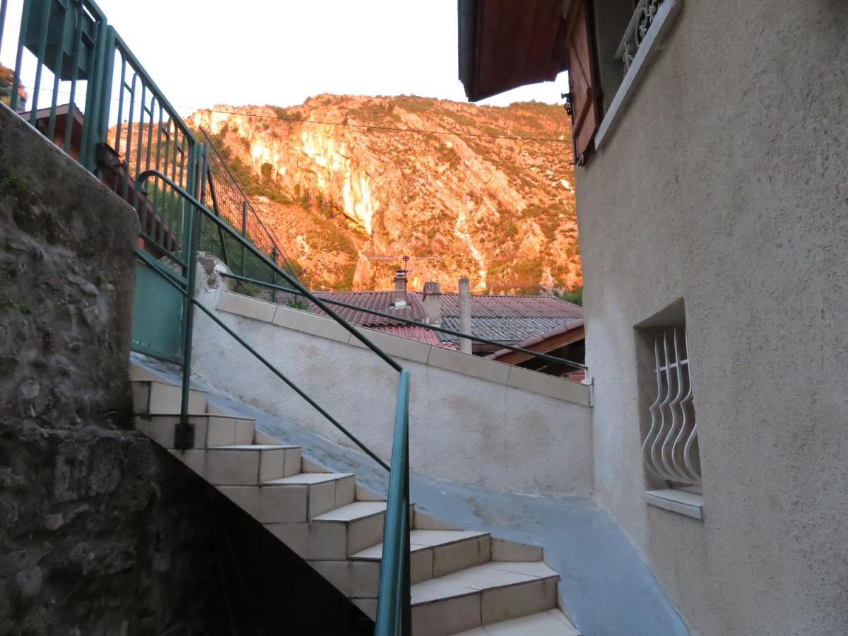 Au Bonheur Suspendu Apartment Pont-en-Royans Exterior foto